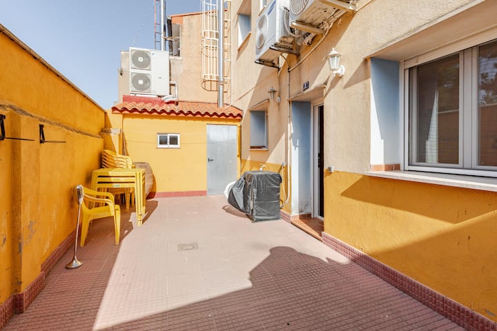 Terraza exterior de Casa Rural Lola para grupos y familias cerca de Zaragoza