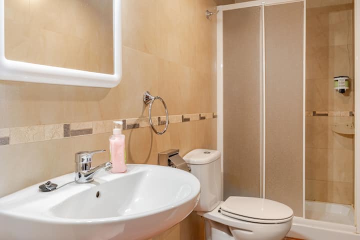 Vista completa del baño compartido